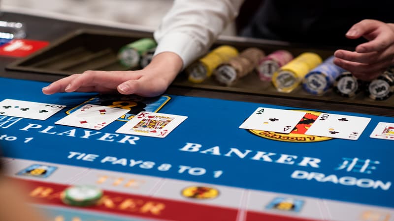Hướng dẫn cách chơi bài baccarat chi tiết, cơ bản